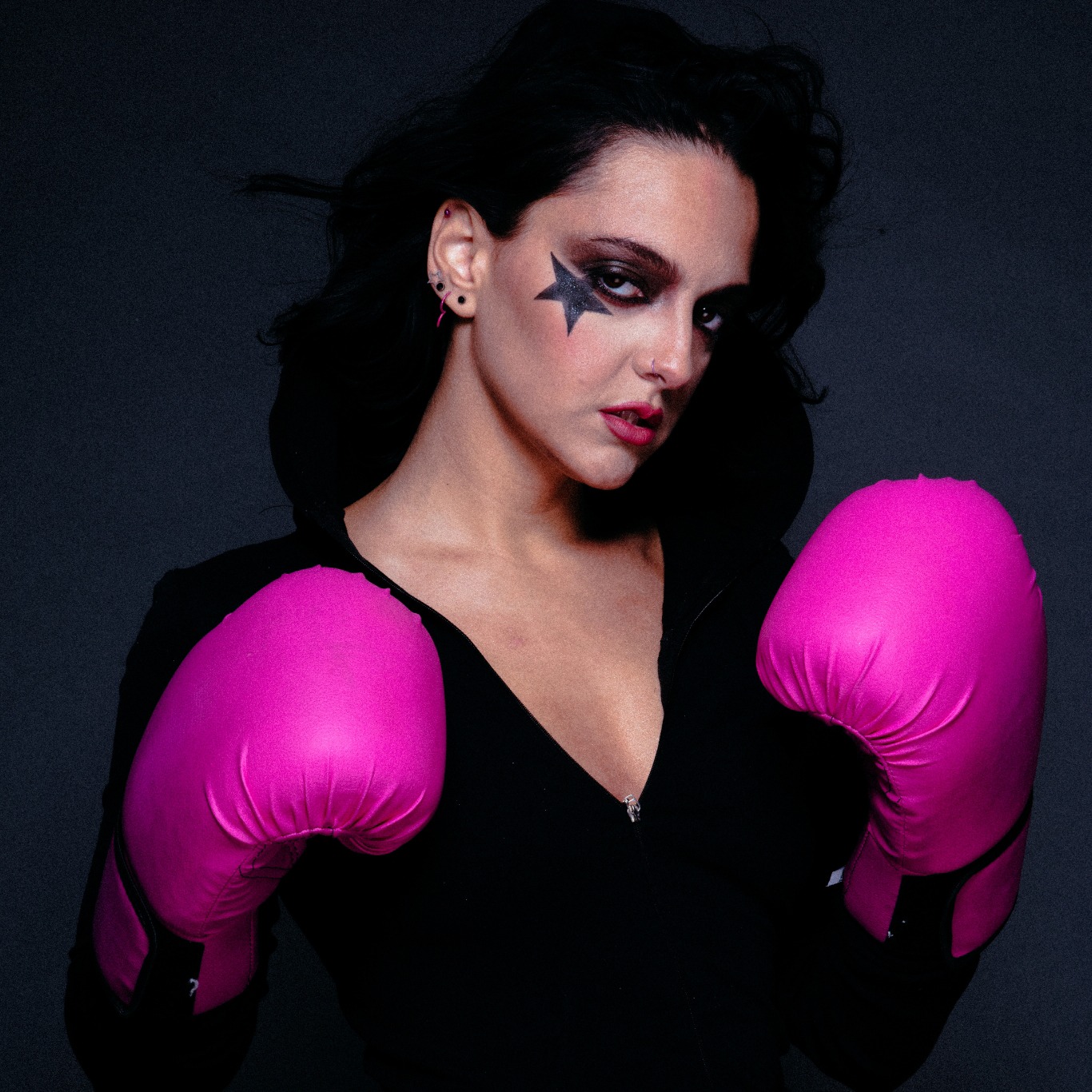 Camila Paredes premieres 'Frenesi' show at Teatro Cesgranrio
