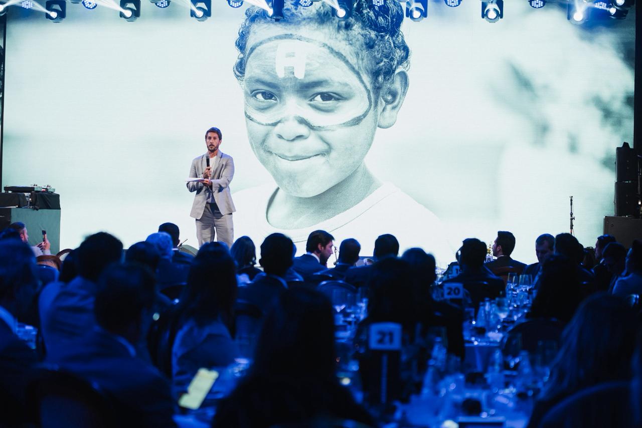 Cidades Invisíveis holds 8th charity auction with Thaila Ayala and Dudu Nobre