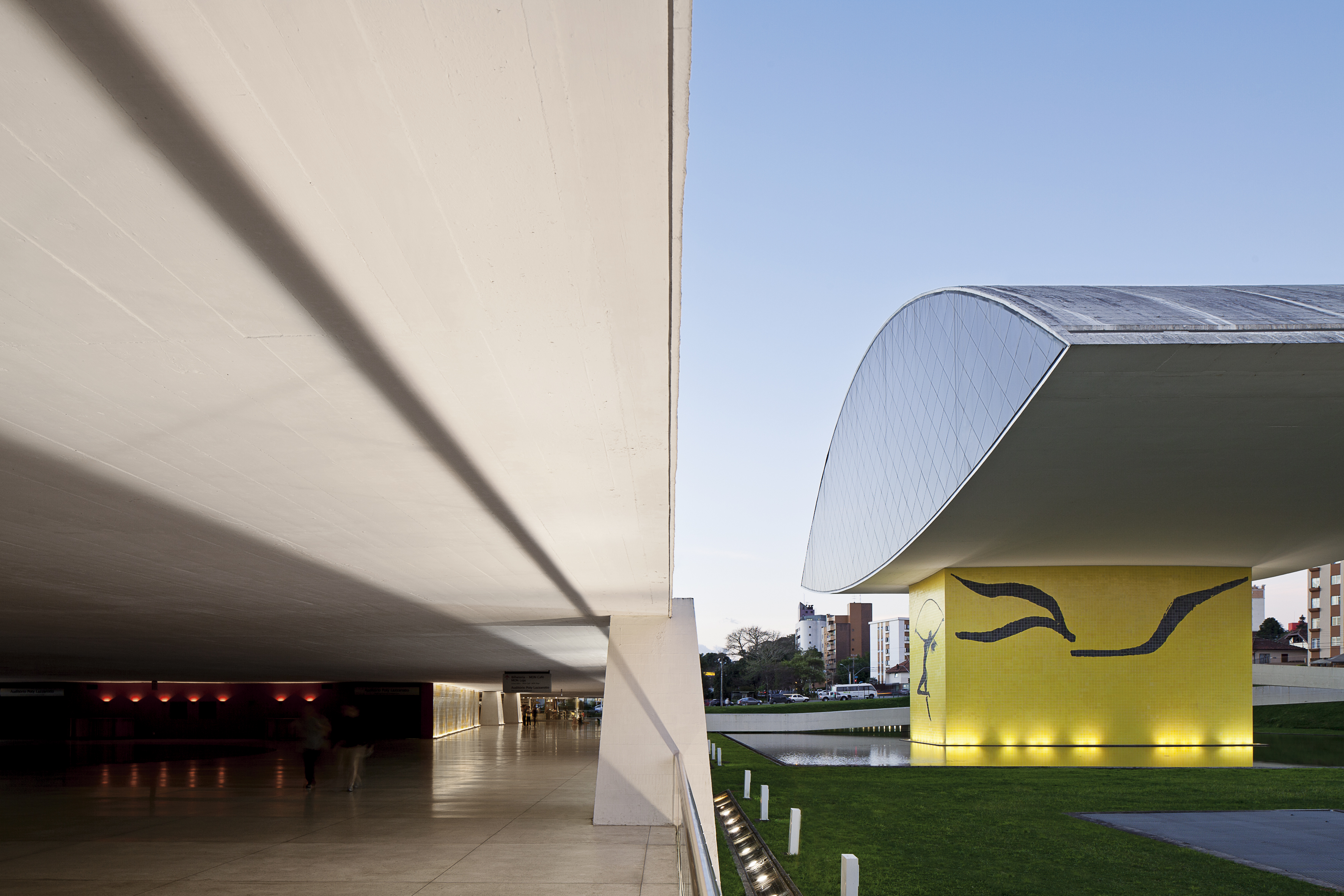 Museu Oscar Niemeyer opens on the holiday for the 36th Biennial's final days